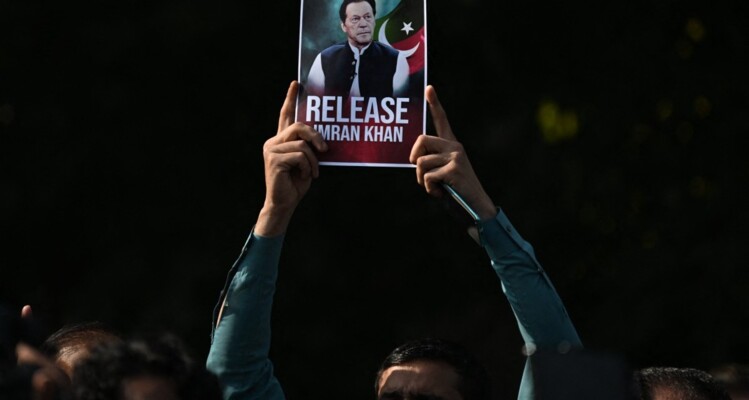 محامي عمران خان أكّد أن موكله فقد في سجنه معظم بصر إحدى عينيه