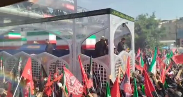 موكب تشييع جثمان السيد خامنئي بدأ طوافه عبر شوارع طهران