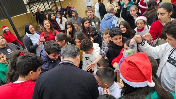 جمعية من حقي الحياة وجمعية نهاد الشامي وكسوة يزرعون الفرح في قلوب أطفال تكميلية الفيدار الرسمية