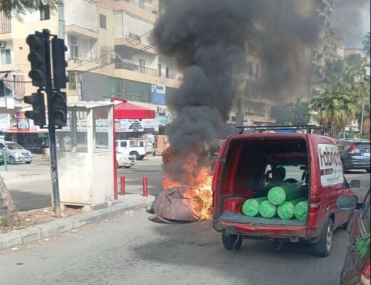 النشرة: مواطن احرق دراجته النارية في صيدا احتجاجًا على توقيفه من قبل الدرك