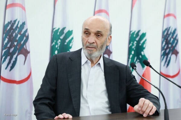 جعجع تسلم من وفد دير بزمار دعوة لحضور قداس الشكر لمناسبة اعلان قداسة المطران مالويان