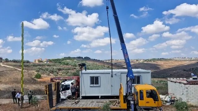 مجلس الجنوب باشر تسليم الدفعة الأولى من البيوت الجاهزة للأهالي المتضررين في زوطر الغربية