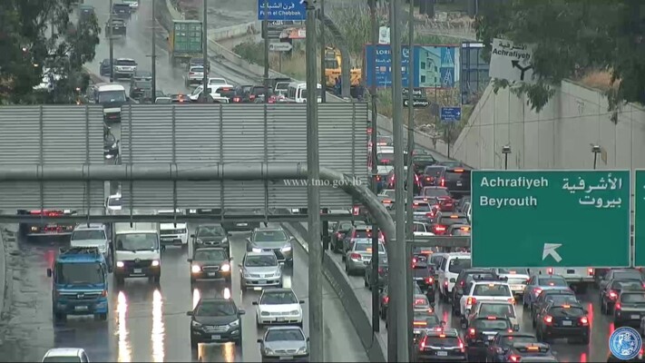 سقوط جرحى نتيجة انقلاب سيارة على اوتوستراد اميل لحود باتجاه الحازمية