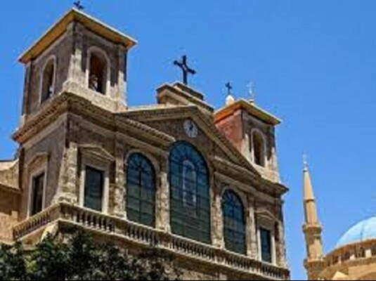 بدء توافد المشاركين بقداس عيد مار مارون إلى كاتدرائيّة مار جرجس المارونيّة في وسط بيروت
