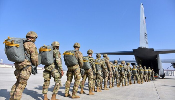 اكسيوس: قيادة الفرقة 82 من الجيش الأميركي المحمولة جواً تلقت توجيهات بالانتشار بالشرق الأوسط