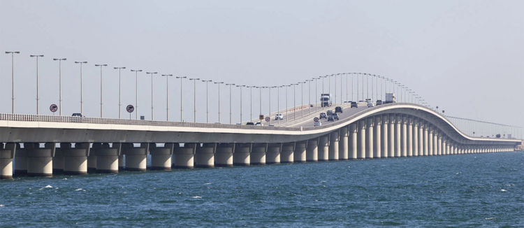 السلطات السعودية علّقت حركة المرور على جسر الملك فهد الرابط بين السعودية والبحرين احترازيًا