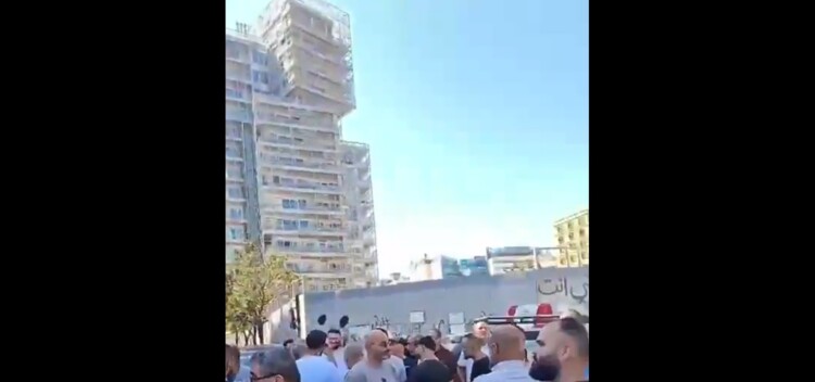 السائقون العموميون تجمعوا في ساحة الشهداء بسبب تخطي صفيحة البنزين الـ30$