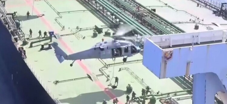 نيويورك تايمز عن مارين ترافيك: ناقلة النفط التي صعدت عليها القوات الأميركية اليوم كانت تحمل نفطا إيرانيا للصين