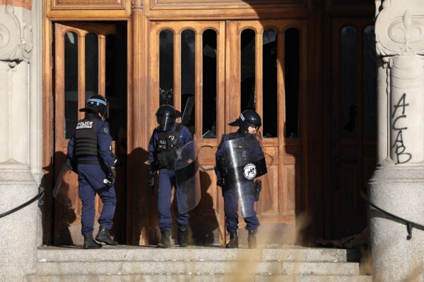 "أ.ف.ب": محتجون اقتحموا مبنى البلدية في مدينة ليل بشمال فرنسا
