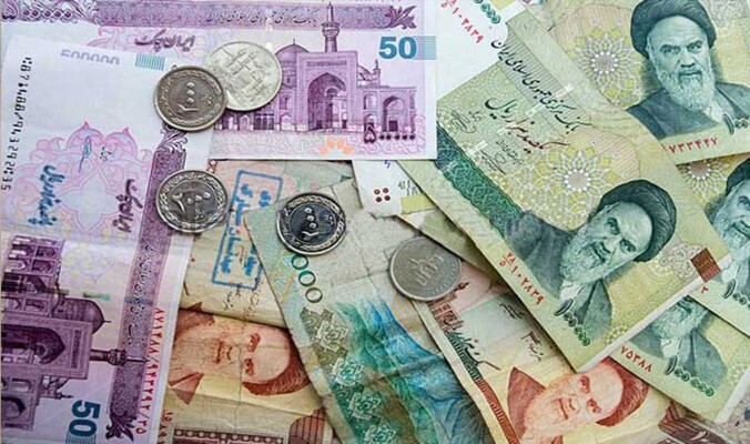 العملة الإيرانية تنخفض إلى مستوى قياسي وتتجاوز مليوني ريال مقابل الدولار الأميركي