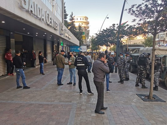 النشرة: المحتجون اجبروا الصيارفة في صيدا على اقفال محالهم