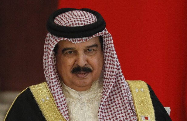 ملك البحرين: على إيران وقف التدخل بشؤوننا ومن تعاون مع العدوان خائن ولا يستحق الانتماء للوطن