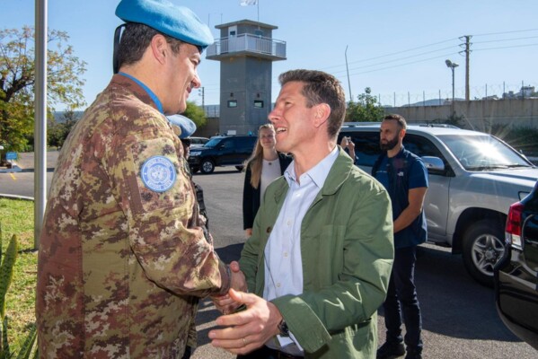 المدير السياسي بالخارجية الريطانية كريستيان تيرنر اختتم زيارته للبنان: سنواصل شراكتنا مع الجيش اللبناني