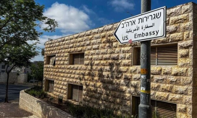 السفارة الأميركية في إسرائيل تسير حافلات لنقل رعاياها إلى عمّان