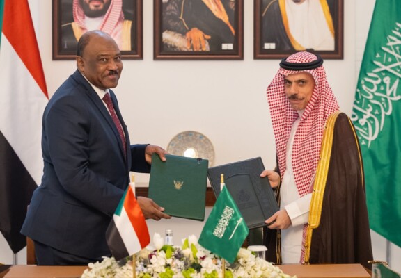 وزيرا خارجية السعودية والسودان وقّعا وثيقة إنشاء مجلس التنسيق المشترك