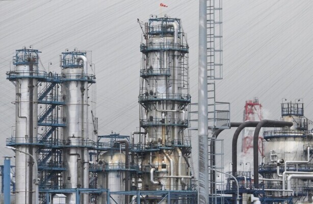 فايننشال تايمز: ارتفاع سعر النفط إلى 104 دولارات مع تجدد الضغوط على سندات الخزانة الأميركية