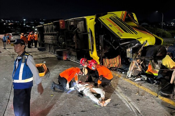 مقتل 16 شخصا بانقلاب حافلة في إندونيسيا