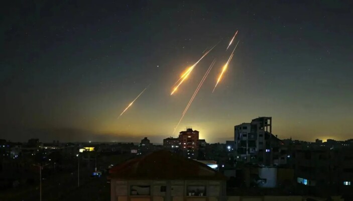 القناة 12 الإسرائيلية: 10 صواريخ برؤوس عنقودية على الأقل أطلقتها إيران في 3 هجمات على وسط إسرائيل