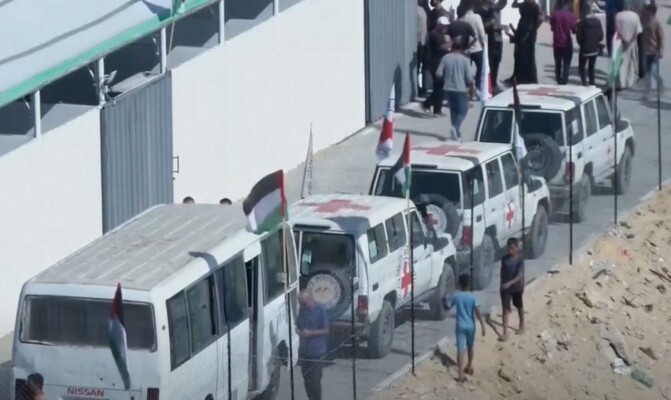وسائل إعلام إسرائيلية: الصليب الأحمر بدأ تسلم الأسرى المفرج عنهم في الدفعة الثانية