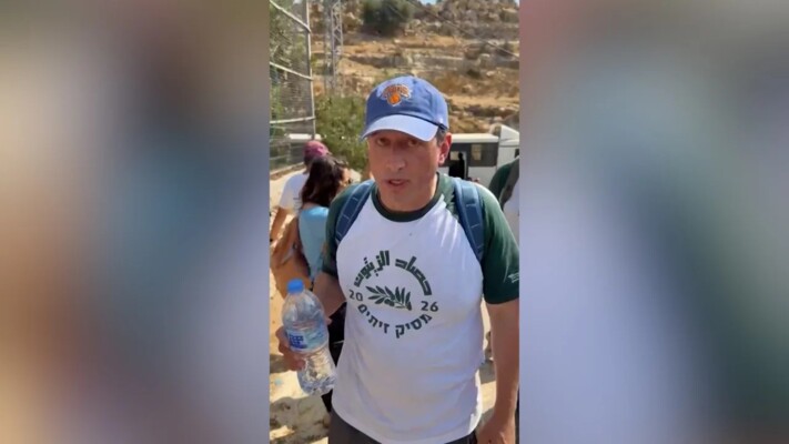 "نيويورك تايمز": الجيش الإسرائيلي يحتجز براد لاندر، المرشح لعضوية الكونغرس عن نيويورك في الضفة الغربية