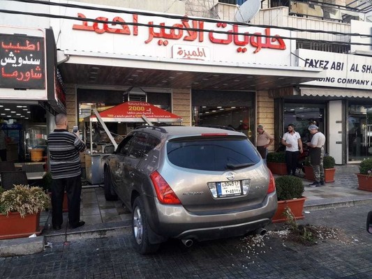 النشرة:سيارة اقتحمت واجهة محل في صيدا