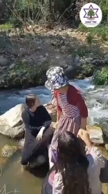 مجموعة من المستوطنات الإسرائيليات تسللت إلى جنوب لبنان للسباحة في نهر الحاصباني ضمن نشاط لحركة "عوري تسافون"