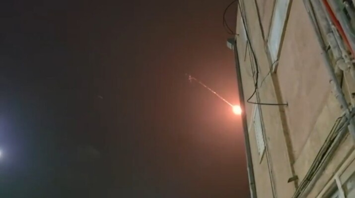 الإسعاف الإسرائيلي: قتيل وعدد من الجرحى إثر تناثر شظايا صاروخ انشطاري في 10 مواقع في تل أبيب ورمات غان وغفعاتيم