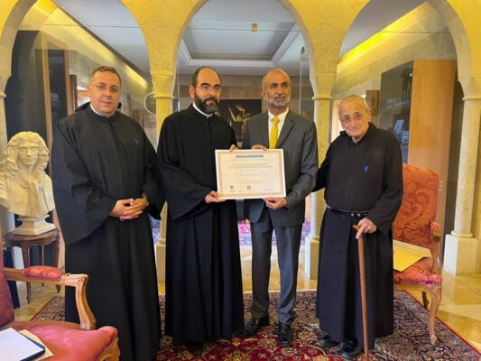الأب إيليّا تسلّم شهادة شكر وتقدير عن جهوده في تعزيز ثقافة الحوار والأخوّة الإنسانيّة