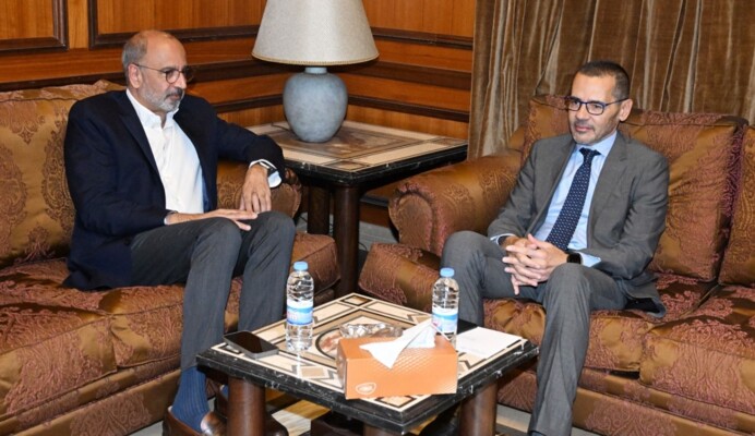 علامة اطلع من ريزا على جهود الأمم المتحدة الإنسانية ودعم النازحين ومساعدتهم