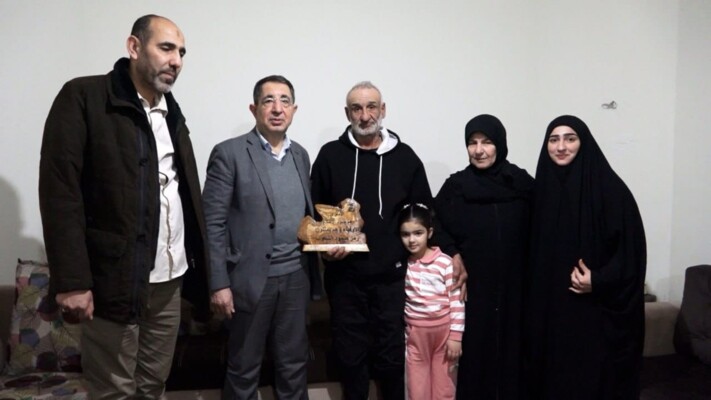 الحاج حسن زار عوائل الأسرى: العمل مستمر من أجل الوصول إلى حرية الأسرى وإنهاء معاناتهم