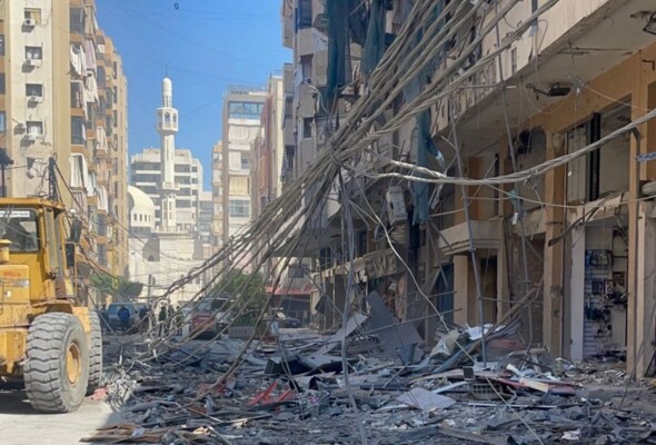 فرق الاشغال في بلدية حارة حريك وفرق الدفاع المدني تتابع أعمال فتح الطرقات وإزالة الركام من شوارع بئر العبد