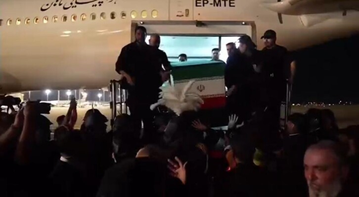 وصول جثمان السيد علي خامنئي إلى مطار النجف في العراق ضمن مراسم تشييعه بمشاركة بزشكيان وقآاني