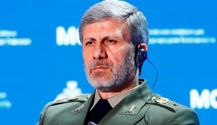 قائد الجيش الإيراني: سندافع عن عزة وكرامة بلدنا الإسلامي حتى آخر قطرة من دمنا