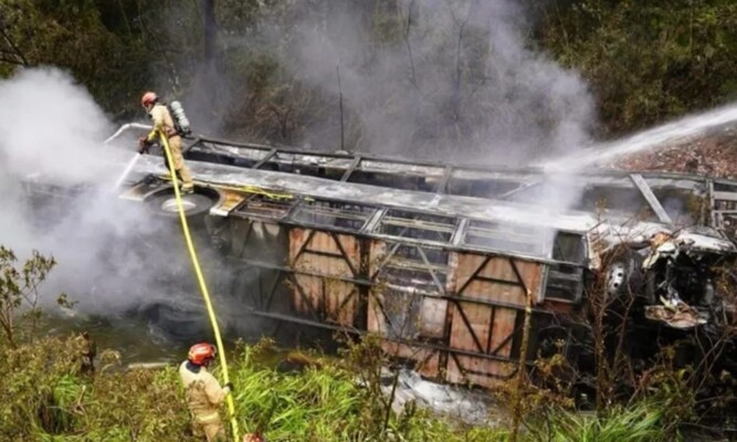 مقتل 11 شخصا وإصابة 20 آخرين جراء سقوط حافلة في واد بالإكوادور