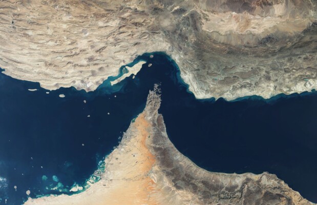 هيئة بحرية بريطانية: مصابان جراء استهداف سفينة شحن بمضيق هرمز واندلاع النيران فيها