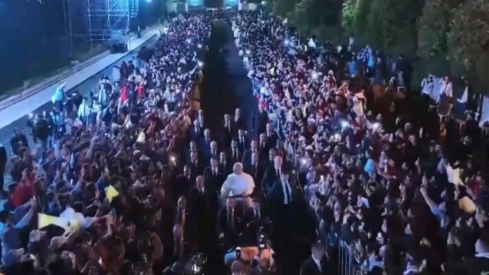 وصول البابا لاوون إلى بكركي للمشاركة في لقاء الشبيبة