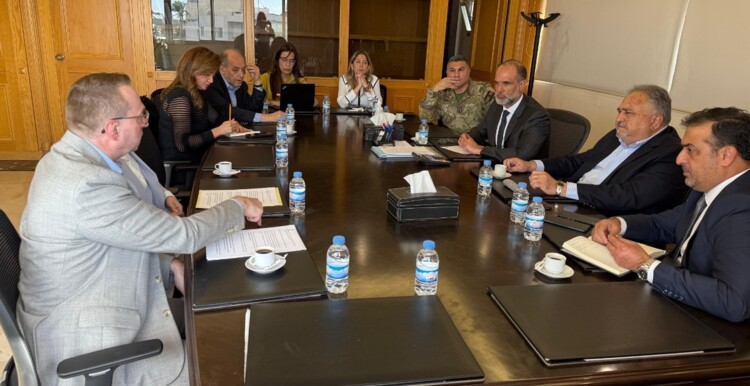 رسامني بحث مع عزيز بتعزيز إجراءات السلامة بالمطار وعرض مع مسؤولة أوروبية تطوير المرافق العامة