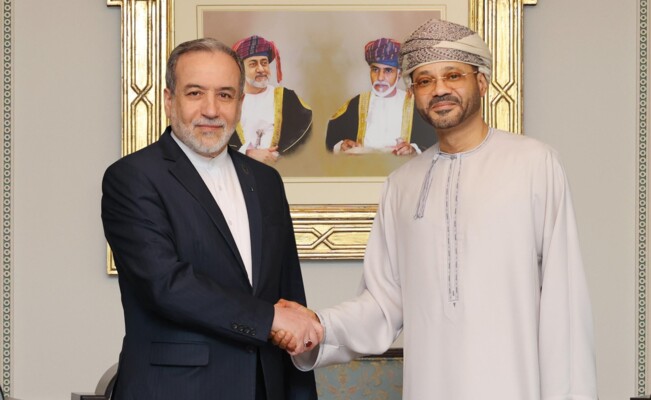 الخارجية العمانية: البوسعيدي وعراقجي أكدا التزامهما بضمان حرية الملاحة البحرية عبر هرمز