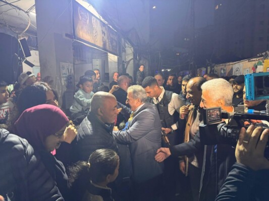 سفير فلسطين خلال إضاءة شجرة الميلاد في مخيم مار إلياس: سنواصل العمل من أجل السلام العادل والشامل