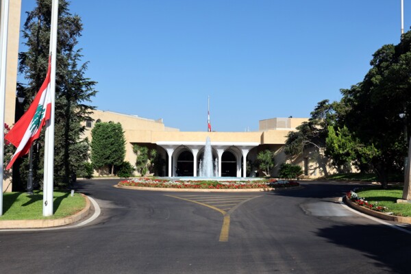 تنكيس العلم في قصر بعبدا حدادًا على أمير قطر السابق والحداد يستمر حتى الأربعاء
