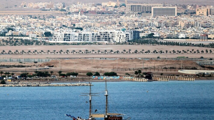 "الجزيرة": صفارات الإنذار تدوي مدينة العقبة الأردنية قبالة إيلات جنوبي إسرائيل