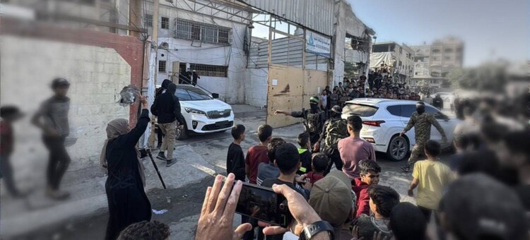 القناة 12 الإسرائيلية: الصليب الأحمر تسلم الأسرى الـ13 المفرج عنهم ضمن الدفعة الثانية