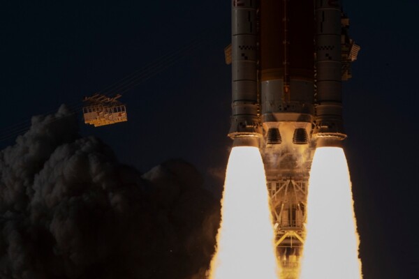 انطلاق أربعة رواد فضاء نحو القمر لأول مرة منذ نصف قرن