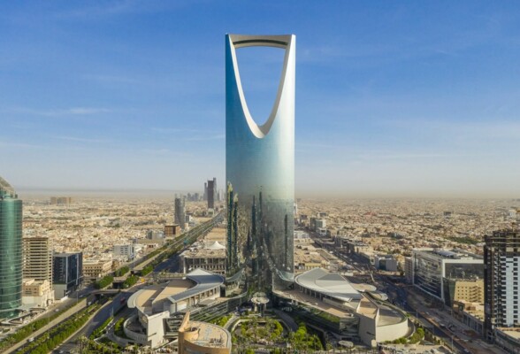 "مركز المملكة" في الرياض أبلغ موظفي مكاتبه بالعمل عن بُعد حتى إشعار آخر