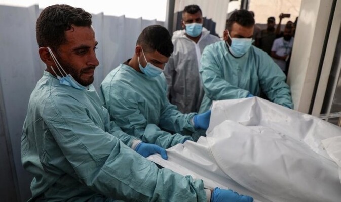 "شينخوا": عائلات فلسطينية تبحث بين الأكياس البيضاء في غزة عن ذويها وسط مشاهد مؤلمة
