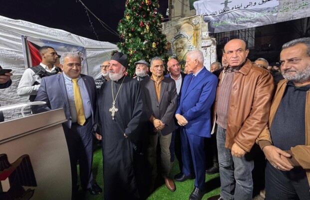 سفير فلسطين خلال إضاءة شجرة الميلاد في مخيم مار إلياس: سنواصل العمل من أجل السلام العادل والشامل