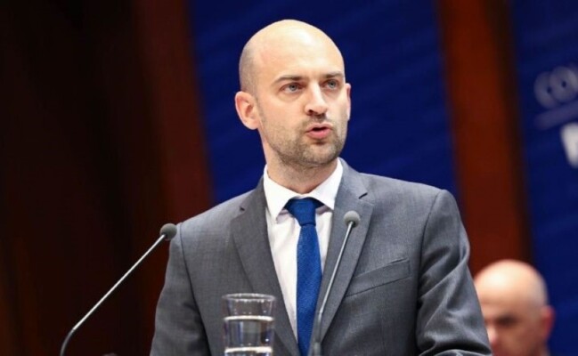 بارو أعلن دعم فرنسا لإنشاء محكمة خاصة لمحاكمة روسيا على حربها ضد أوكرانيا