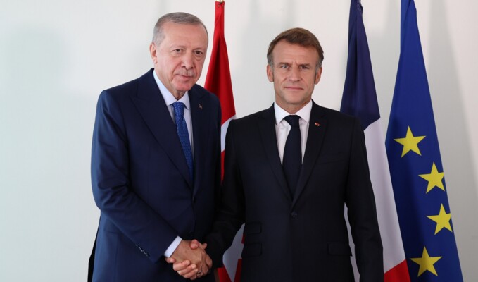 أردوغان لماكرون: تركيا تبذل جهودا مكثفة لتعزيز المسار الدبلوماسي والعودة إلى المفاوضات