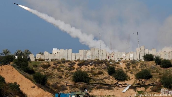 إطلاق نحو 100 صاروخ في الدقائق الأخيرة نحو غوش دان وبئر السبع والجنوب