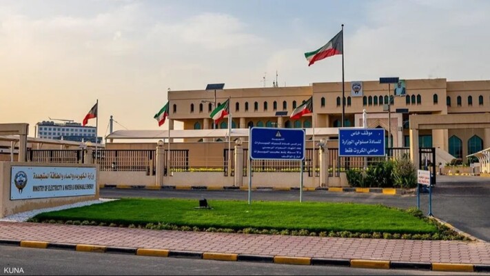 وزارة الطاقة الكويتية تعلن خروج 7 خطوط نقل كهرباء عن الخدمة نتيجة سقوط شظايا صاروخية